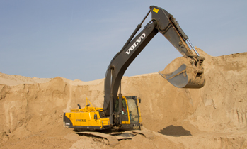 Работа техники Volvo в песчаном карьере в Нижегородской области